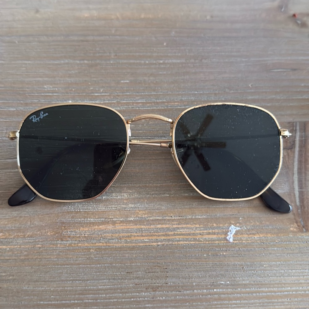 Rayban sunglasses no flaws